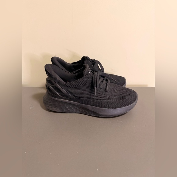 Kizik Shoes - Women’s Kizik Slip On Shoes (Size 6 Wide)